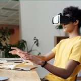 Sanal Gerçeklik (VR) ve Arttırılmış Gerçeklik (AR) Teknolojileri: İleri Düzey Uygulamalar